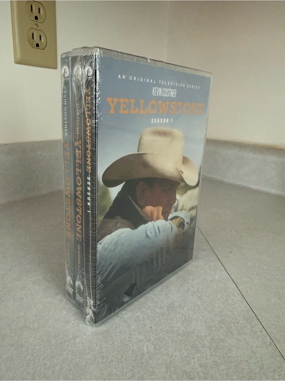 Yellowstone Season 1-3 DVD Box Set - Kevin Costner - Tan & Blue